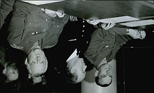 צילום וינטג 'של צוותי ההגנה התאספו כדי ללמוד את איגוד בעיות המלחמה - 16 באוקטובר 1947
